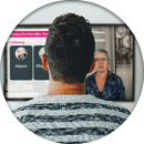 Mann verfolgt Webinar auf dem Bildschirm